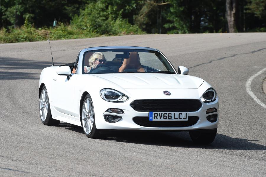  Fiat 124 Spider  2016 года  (UK) (фото 20 из 37)